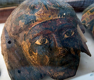 UMA DAS MÁSCARAS FUNERÁRIAS ENCONTRADAS