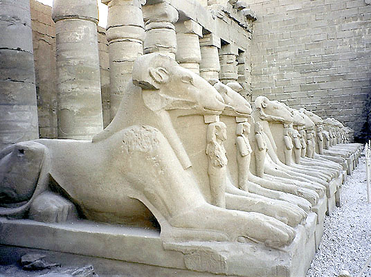 ESFINGES DE AMON EM KARNAK